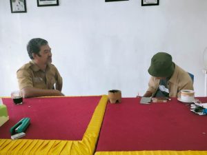 Kepala Desa Bonelemo, Andi Baso, SH (kiri) dan Syamsuddin Simmau (kanan)
