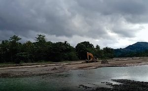 Excavator yang beroperasi di pinggiran sungai Lekkopini Bone Lemo. Dok: maupa.id