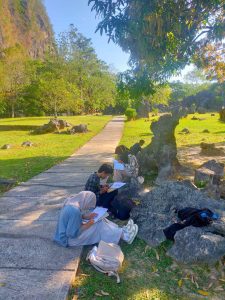 peserta Behind the Beauty sedang Melukis on the spot (04/08)