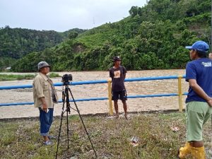 Syamsuddin Simmau, si Pejalan Tua, berbicang dengan masyarakat Desa Sampeang, di Bendungan Tomaoppe Foto: Imran Herman