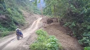 Syamsuddin Simmau si Pejalan Tua, bersama si grandong melaju ke Desa Tolaju melewati jalan yang telah dibuka dari timbunan longsor