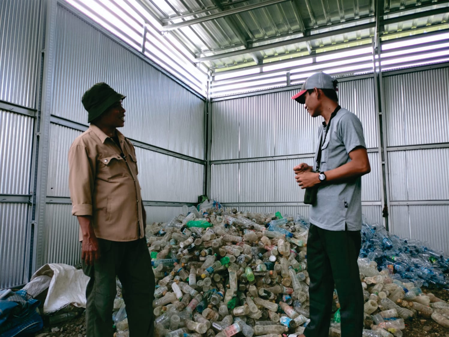 Tim Maupa.id Syamsuddin Simmau( kiri) berbincang bersama Ketua Pengelola Bank Sampah Wanua Paccing, Agusriadi (kanan)
