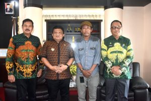 Foto dari kanan ke kiri:(Sekda) Kabupaten Luwu, Drs. H. Sulaiman, MM, Kepala Redaksi maupa.id, Luwu, Adyanto, S.Sos, Pj. Bupati Luwu, Drs. H. Muhammad Saleh, M.Si, Kepala Dinas (Kadis) Kominfo SP, Ir. H. Muhammad