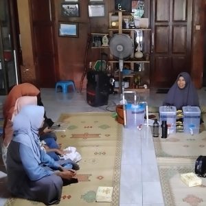 Sri Wahyuningsih sedang mengedukasi masyarakat tentang sistem filterisasi elekrolisa yang ia buat. Dok: Facebook Banyu bening