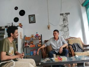Azwar Radhif(kiri) sedang berbincang santai bersama pengunjung toko bukunya. Dok: Azwar Radhif