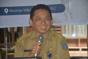 Kadis LHK Luwu Albaruddin Andi Picunang, SP, M.Si (A.A. Picunang) menyampaikan materi dalam diskusi publik. Dok: maupa.id