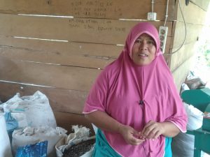 Ibu Kalsum, Kader Lingkungan Desa Bone Lemo. Dok: maupa.id