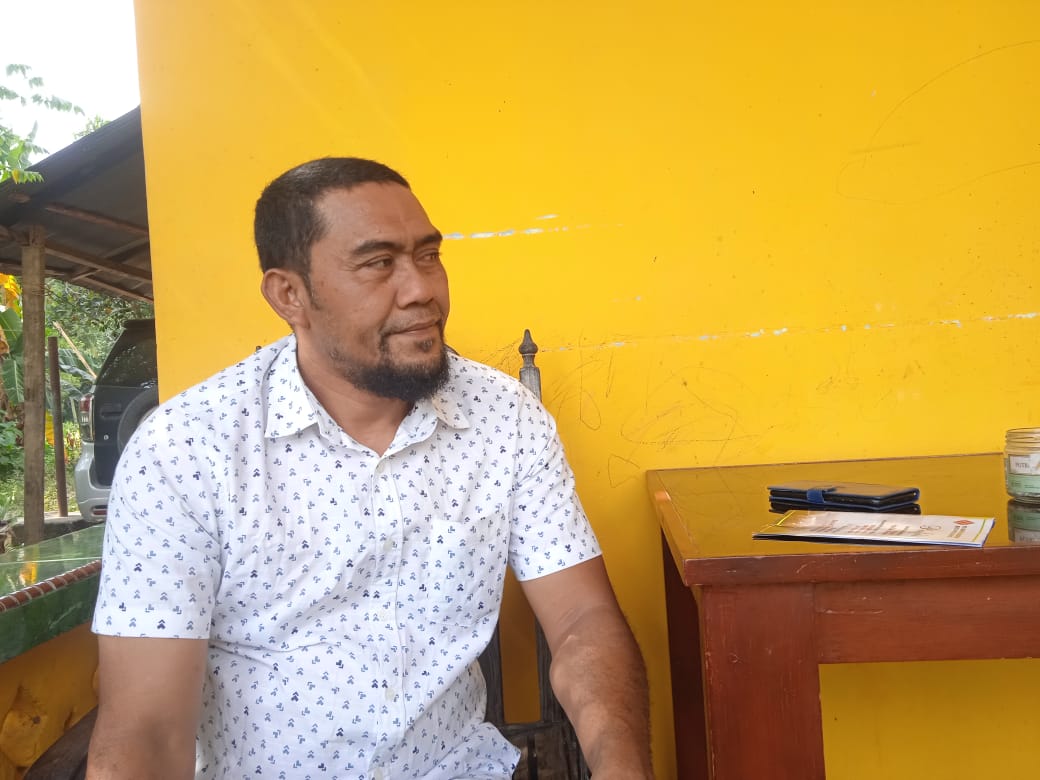 Kepala Desa Ulu Salu, Kadarusman Samad saat diwawancarai tim maupa.id. Dok: maupa.id