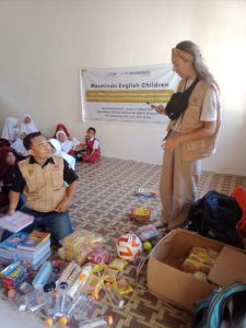 Grasi bekerja sama Volunteer Manca Negara mengajarkan Bahasa Inggris di Luwu. Dok: maupa.id