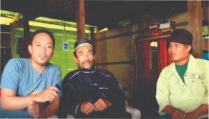 Saksi hidup bencana alam di Kabupaten Luwu, Hartono saat diwawancarai tim Maupa.id di kediamannya. Dok: maupa.id