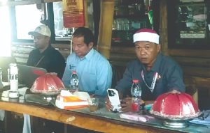 Basir Petta Jendral (kanan, mengenakan peci putih) dalam sebuah diskusi di Belopa. Foto: Dok. maupa.id