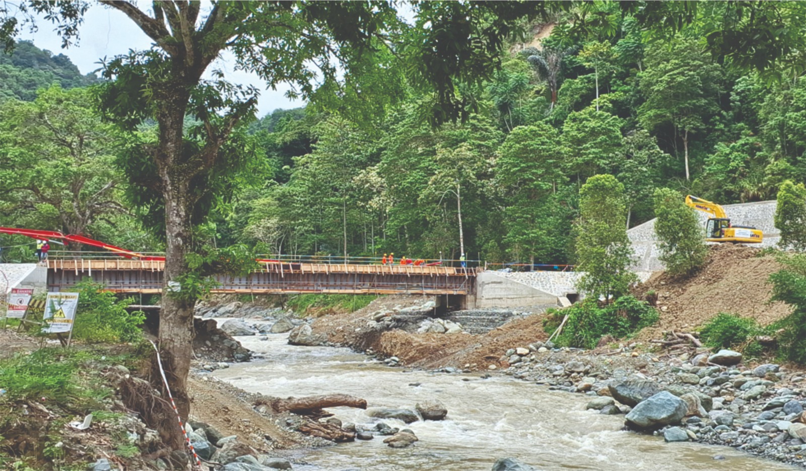 Suasana Pembangunan Jembatan dan Jalan di dekat tempat jualan Bu Anita. Dok: maupa.id