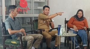 Faisal Baso (Pegiat Bank Sampah), Muhammad Yusuf Azis (Camat Ujung), Syahrani Said (Moderator, Bumi Lestari). Dok: Ilham Alfais