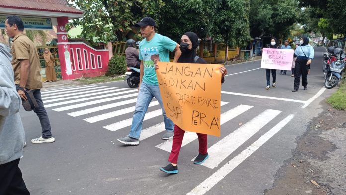 Pelaku UMKM turun ke jalan menggelar aksi demonstrasi tuntut hentikan diskriminasi. Dok: Ilham Alfais