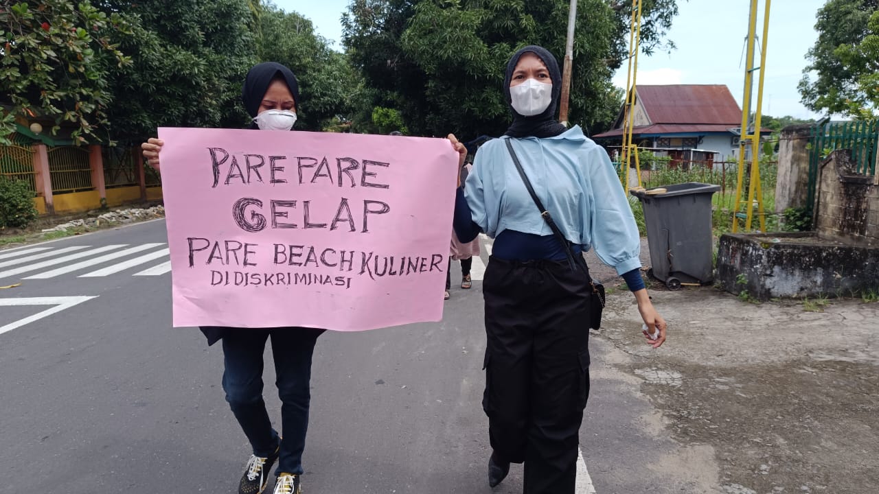 Pelaku UMKM Parepare menggelar aksi unjuk rasa tuntut pemerintah kota Parepare. Dok: Ilham Alfais