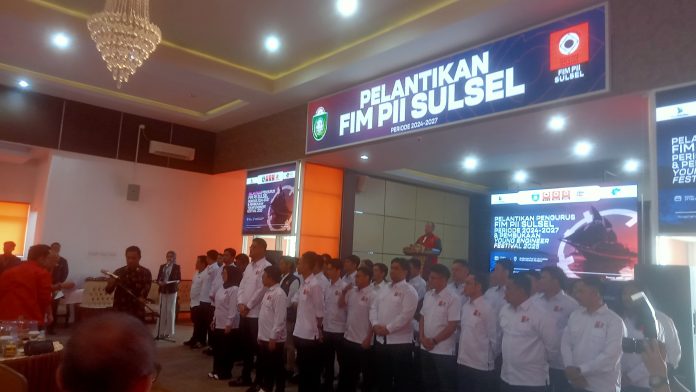 Jajaran pengurus mengucap sumpah setia pada pelantikan pengurus FIM PII Sulsel. Dok: Azwar Radhif