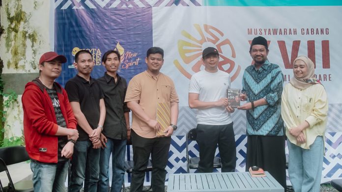 penyerahan buku secara simbolik oleh Caketum HIPMI kepada Ketua OKK