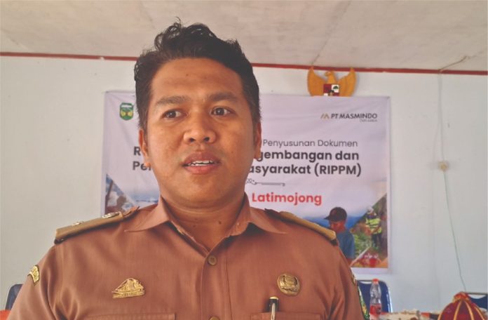 Kepala Desa To'barru, Hadrianto saat diwawancarai tim Maupa.id. Dok: Maupa.id