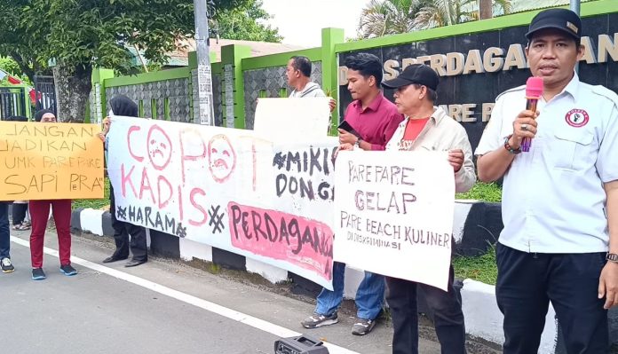 Syaharuddin, Ketua DPK Apindo Kota Parepare, melakukan orasi. Dok: Ilham Alfais