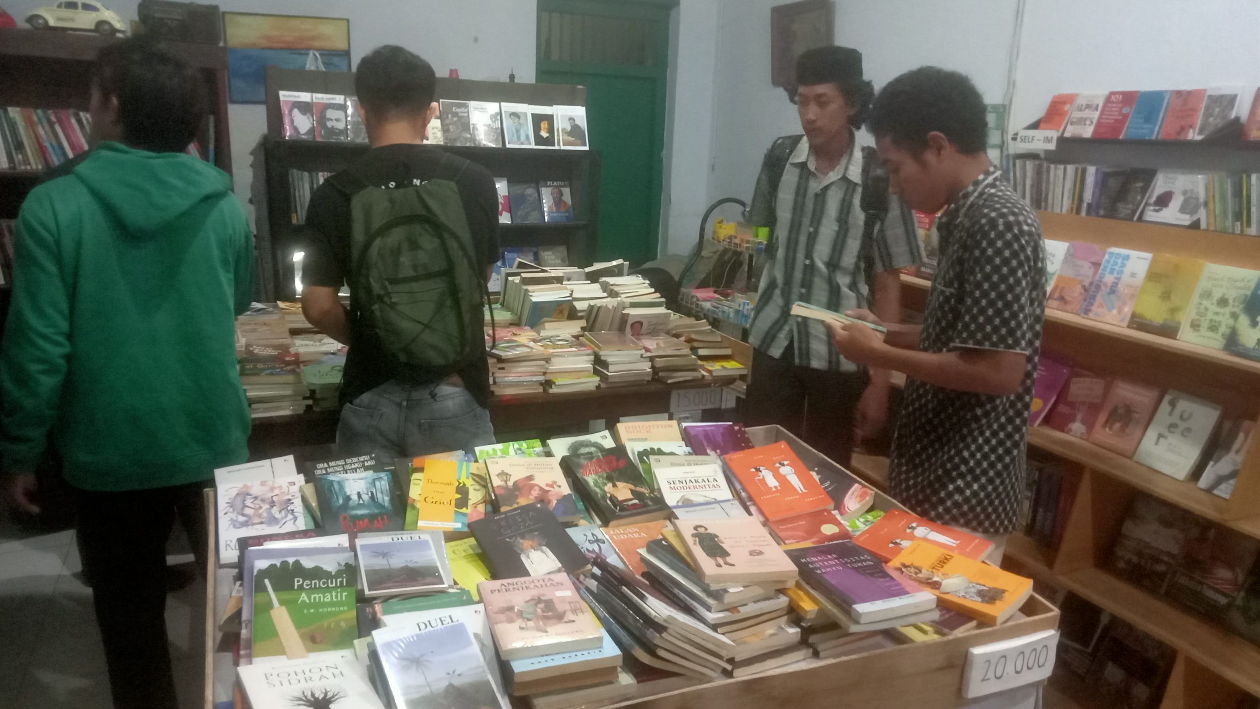Suasana pengunjung bazar buku yang digelar oleh Toko Buku Interaksi. Dok: Azwar Radhif
