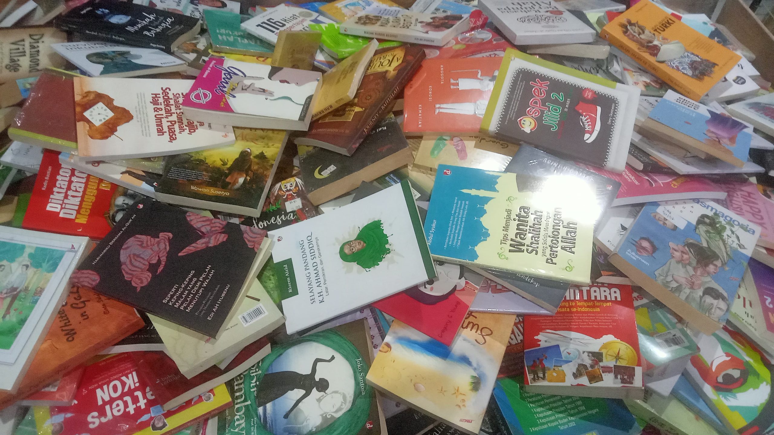 Tumpukan buku yang ditempatkan Azwar Radhif, owner toko buku Interaksi. Dok: Azwar Radhif.