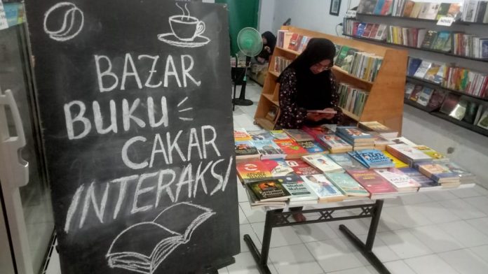 Toko buku Interaksi menggelar Bazar buku. Dok: Azwar Radhif
