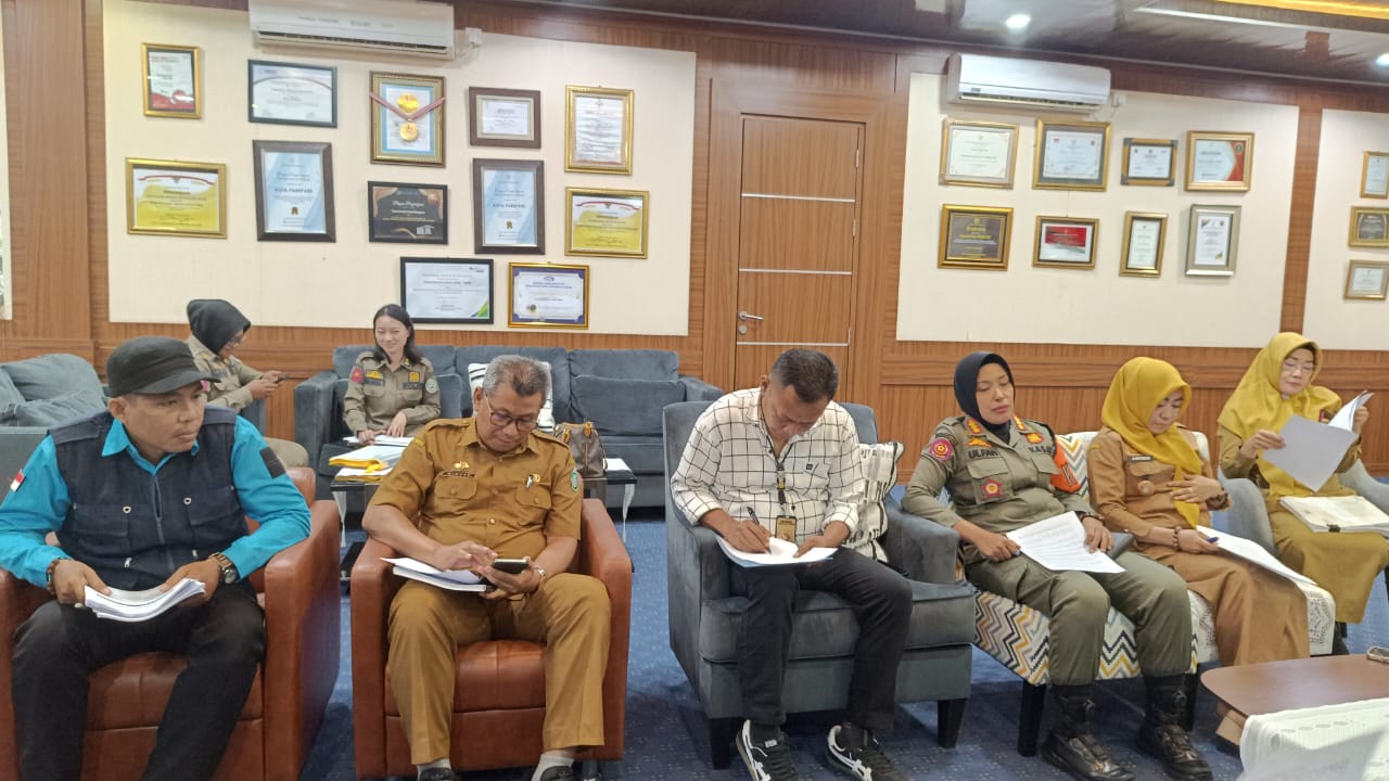 Pejabat teknis Kota Parepare bersama dengan Ketua DPK Apindo Kota Parepare. Dok: Ilham Alfais
