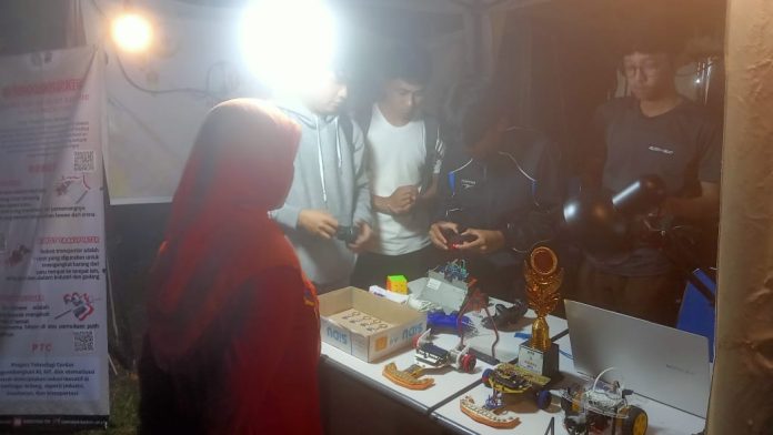 Berkunjung ke tenant UKM Robotika di Festival Ramadhan fair. Dok: Azwar Radhif