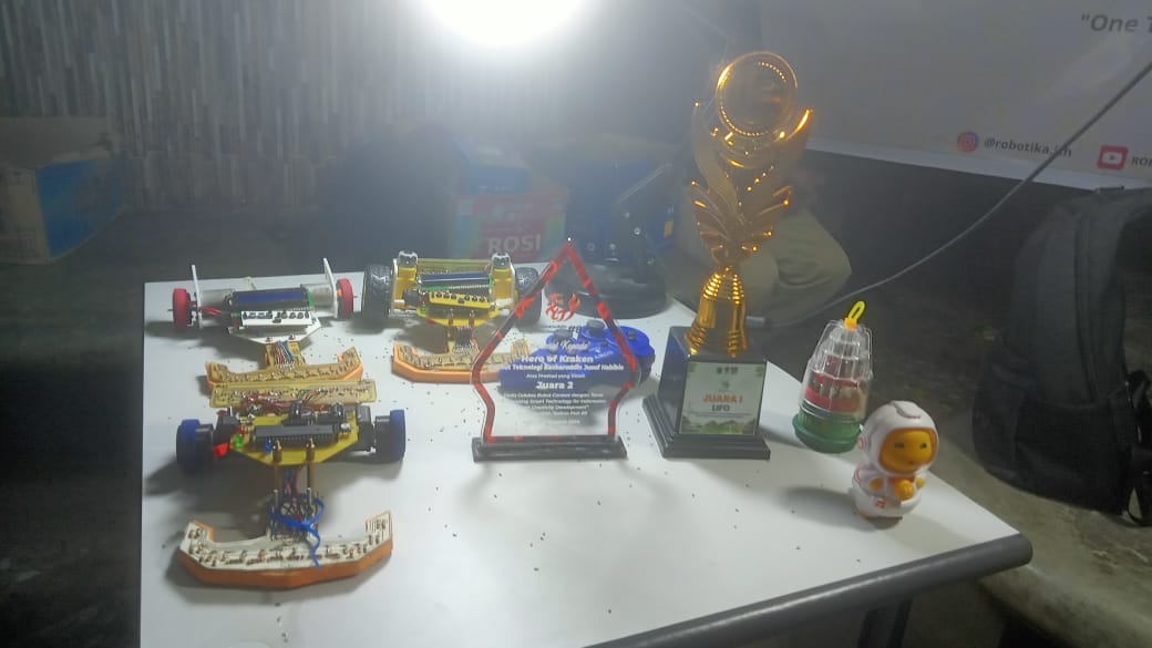 Beberapa jenis robot dengan pialanya. Dok: Azwar Radhif