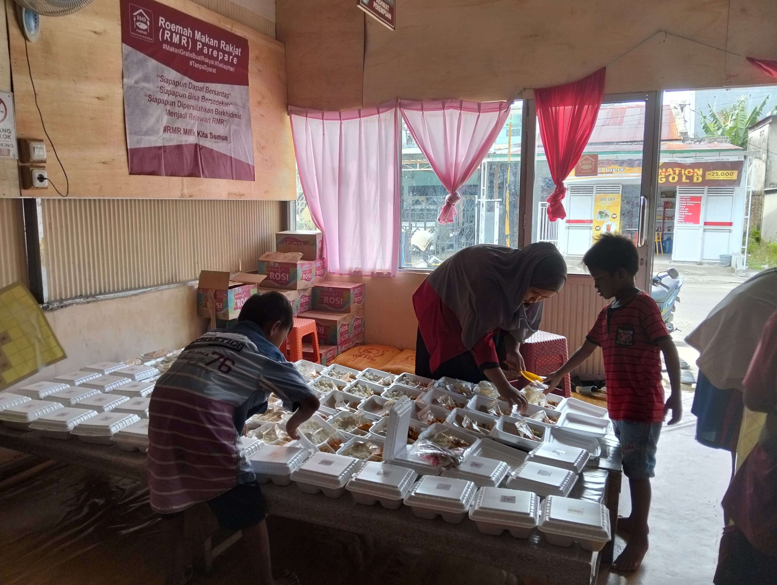 Persiapan makanan yang akan dibagikan dalam kegiatan berbagi takjil. Dok Azwar Radhif