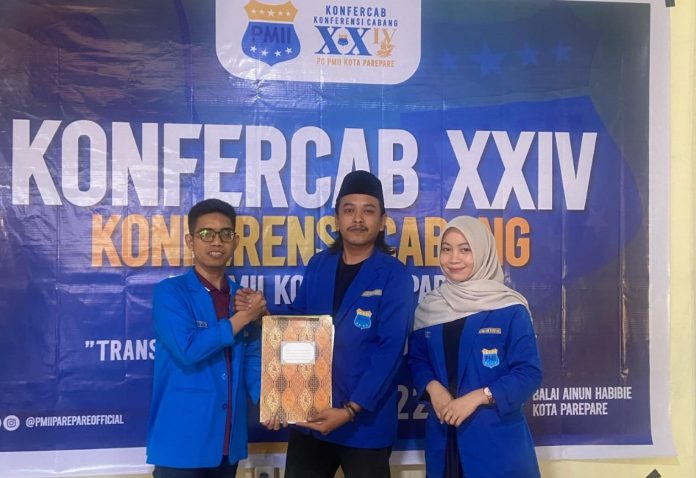 Penyerahan berkas secara simbolis kepada ketua terpilih. Dok: PMII Parepare