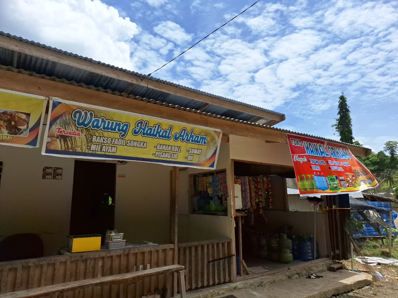 Tampak Warung dan Toko Haikal Arham di jalan poros Kadundung-To'barru. Menjual aneka minuman, makanan dan kebutuhan pokok. Dok: Maupa.id