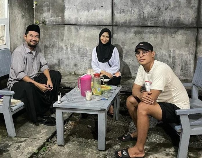 Ibrah La Iman (kiri), Nurul Rahmawati (tengah), Ronal Edi (kanan) saat ditemui tim Maupa.id membahas persiapan pembentukan Dewan Kesenian Parepare. Dok: Azwar Radhif
