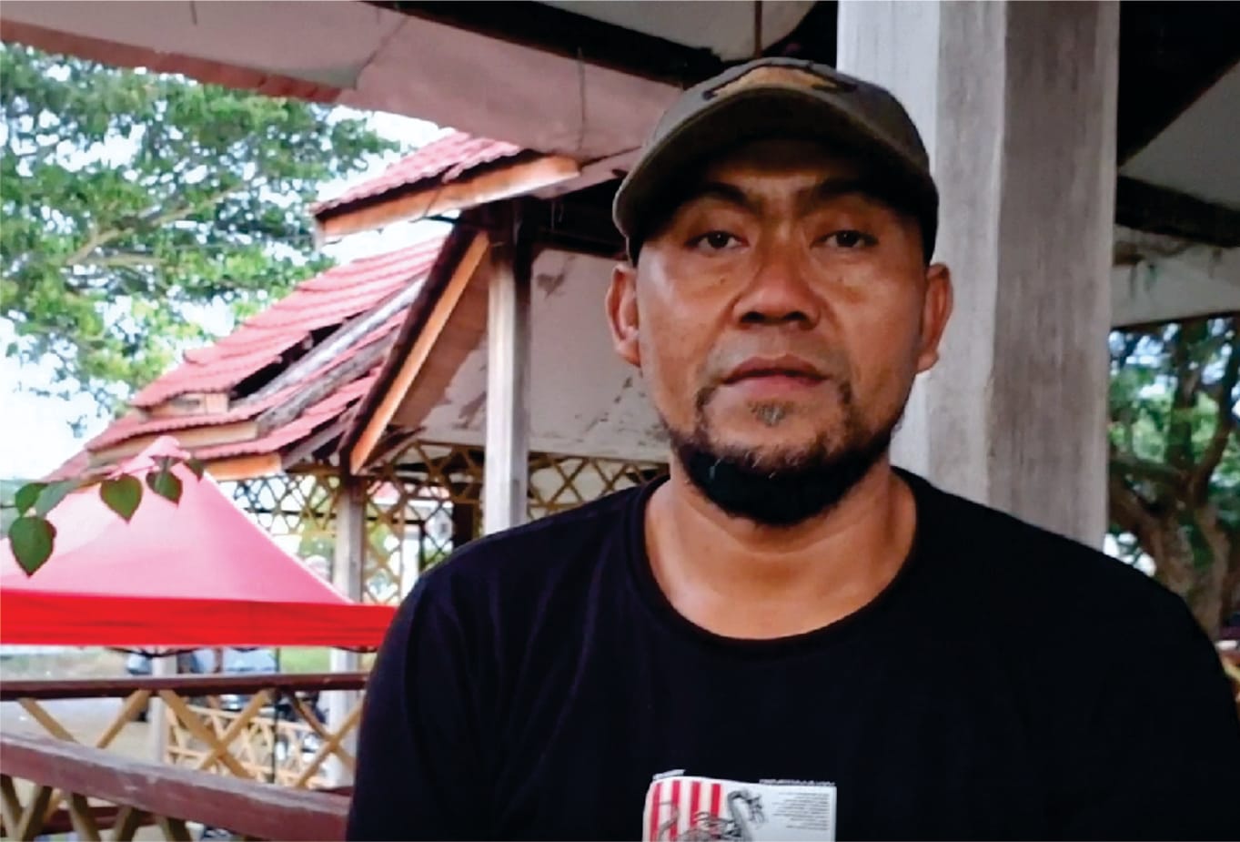 Kepala Desa Ulusalu, Kadarusman Samad, S.An, tampak merakyat dan sederhana. Dok: Maupa.id