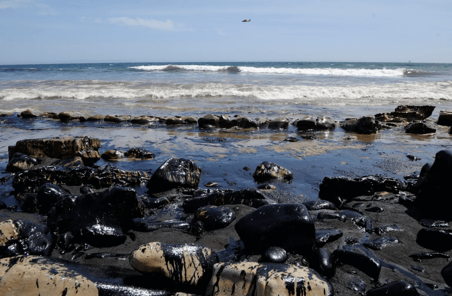 Laut Santa Barbara yang tercemar minyak mentah. Dok: Paul Wellman dalam independent.com