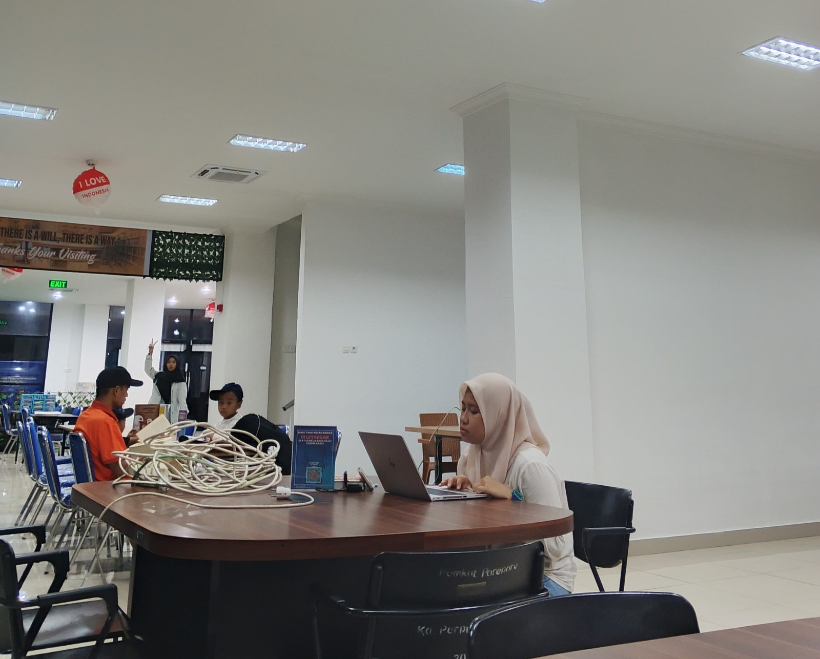 Suasana perpustakaan parepare dikunjungi saat malam hari. Dok: Cidd