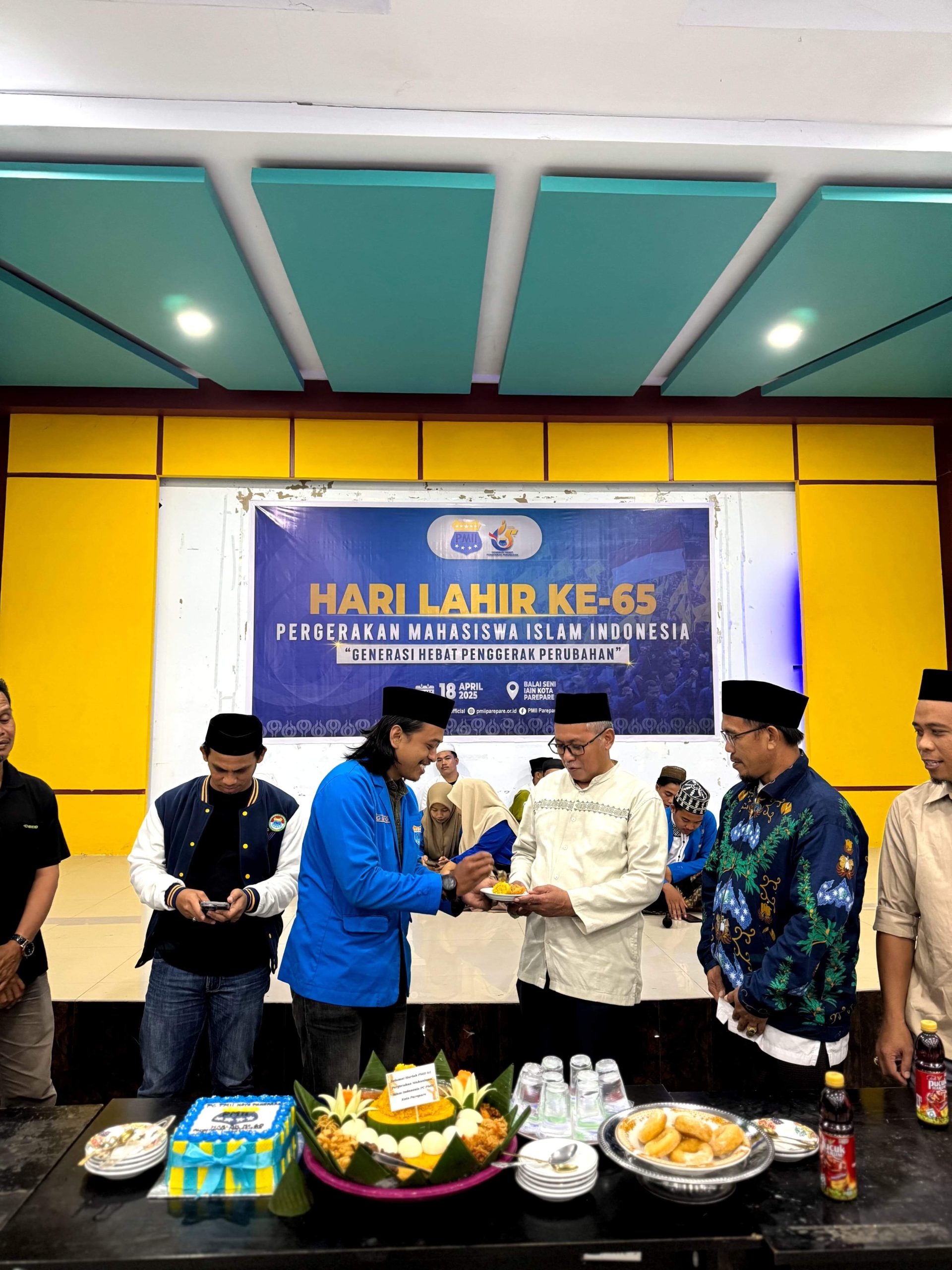 Simbolisasi halal bil halal pengurus, anggota dan alumni. Dok: PMII Parepare