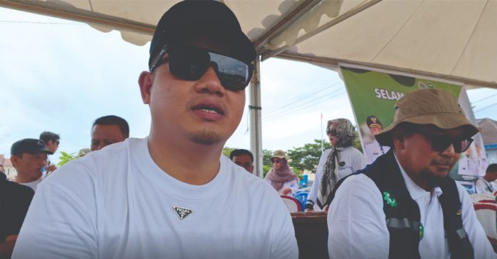 Wabup Luwu, Muh. Dhevy Bijak Pawindu (kiri) dan Site Manager MDA, Mustafa Ibrahim (kanan) dalam acara Peringatan Hari Bumi 2025 di Belopa menanggapi tentang pembangunan infrastruktur di Kabupaten Luwu. Dok: Maupa.id