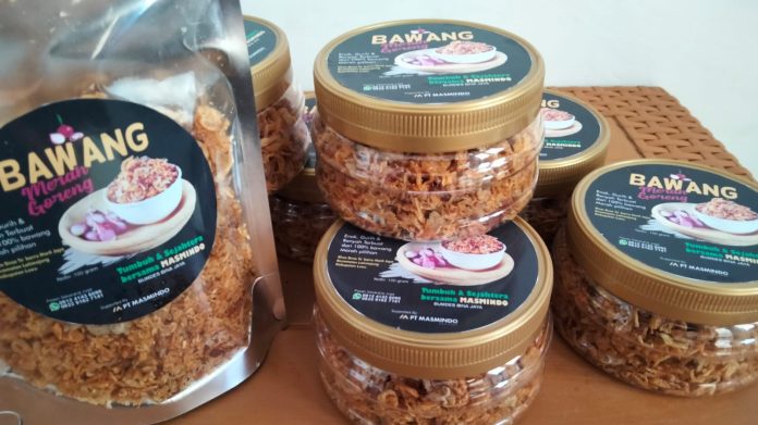 Produksi bawang merah goreng renyah Desa To'Barru dalam kemasan. Foto: Dok.Desa To'barru.