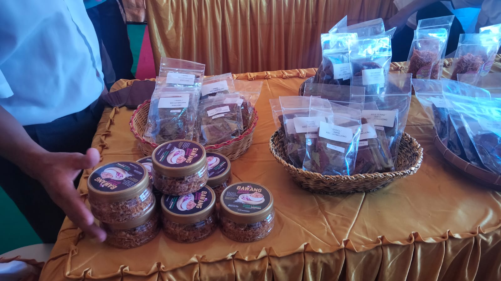 Produk bawang goreng renyah Desa To'Barru dalam kemasan.