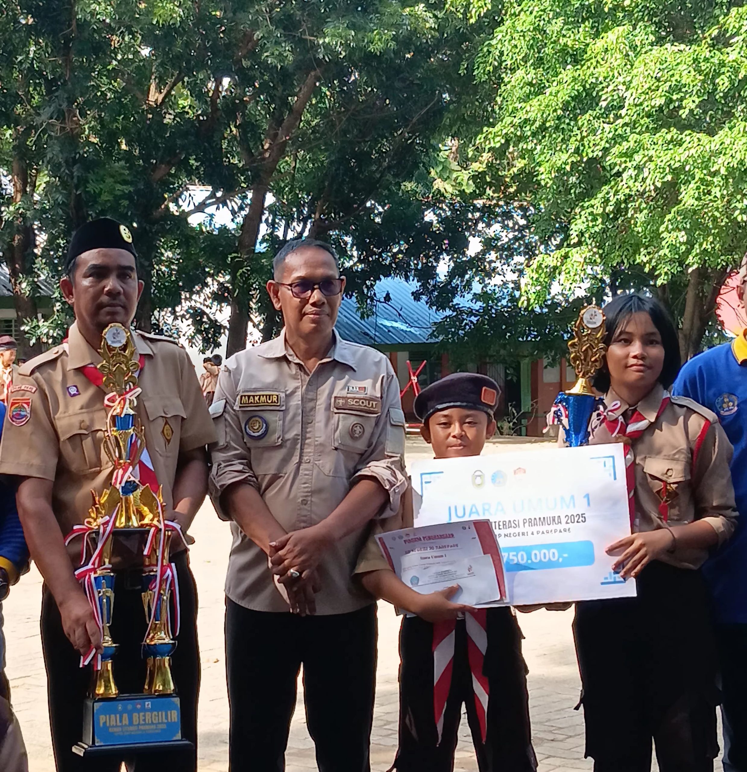 Pemberian penghargaan kepada siswa. Dok: Azwar Radhif