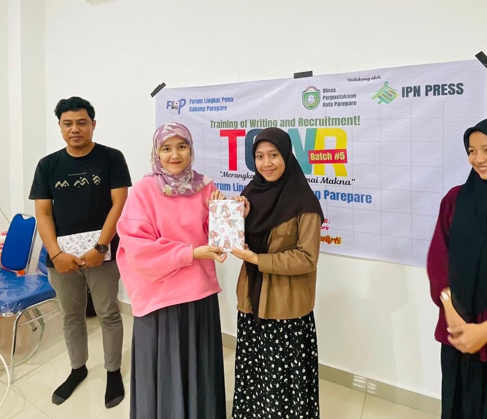 Foto bersama Ketua FLP Parepare, Suhartina bersama peserta TOWR. Dok: Azwar Radhif