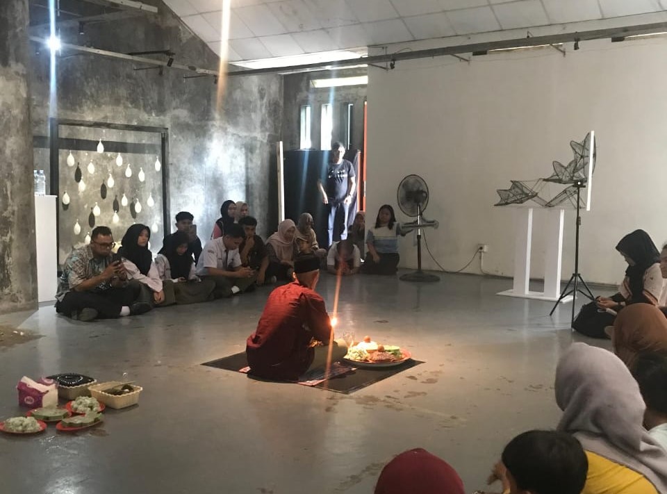 Suasana pembukaan pameran yang di isi dengan ritual bersama masyarakat. Dok: Panitia
