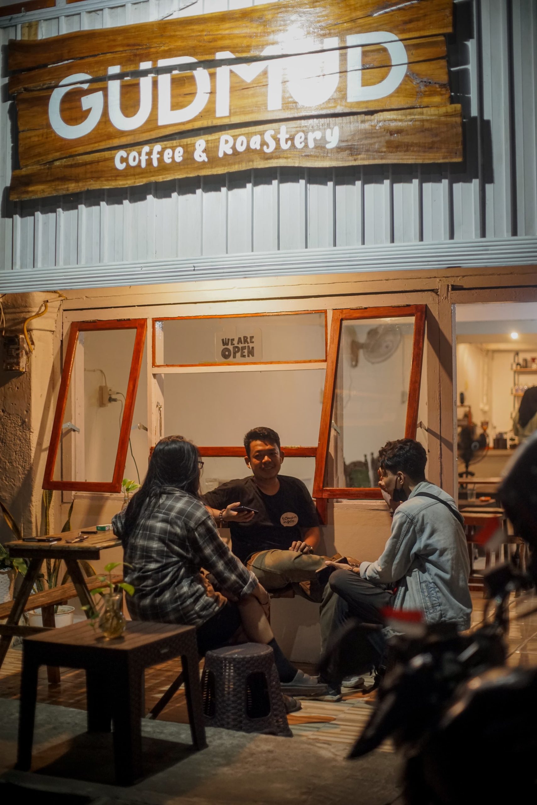 Suasana malam hari di Gudmud Coffee. Dok: Gudmud Coffee