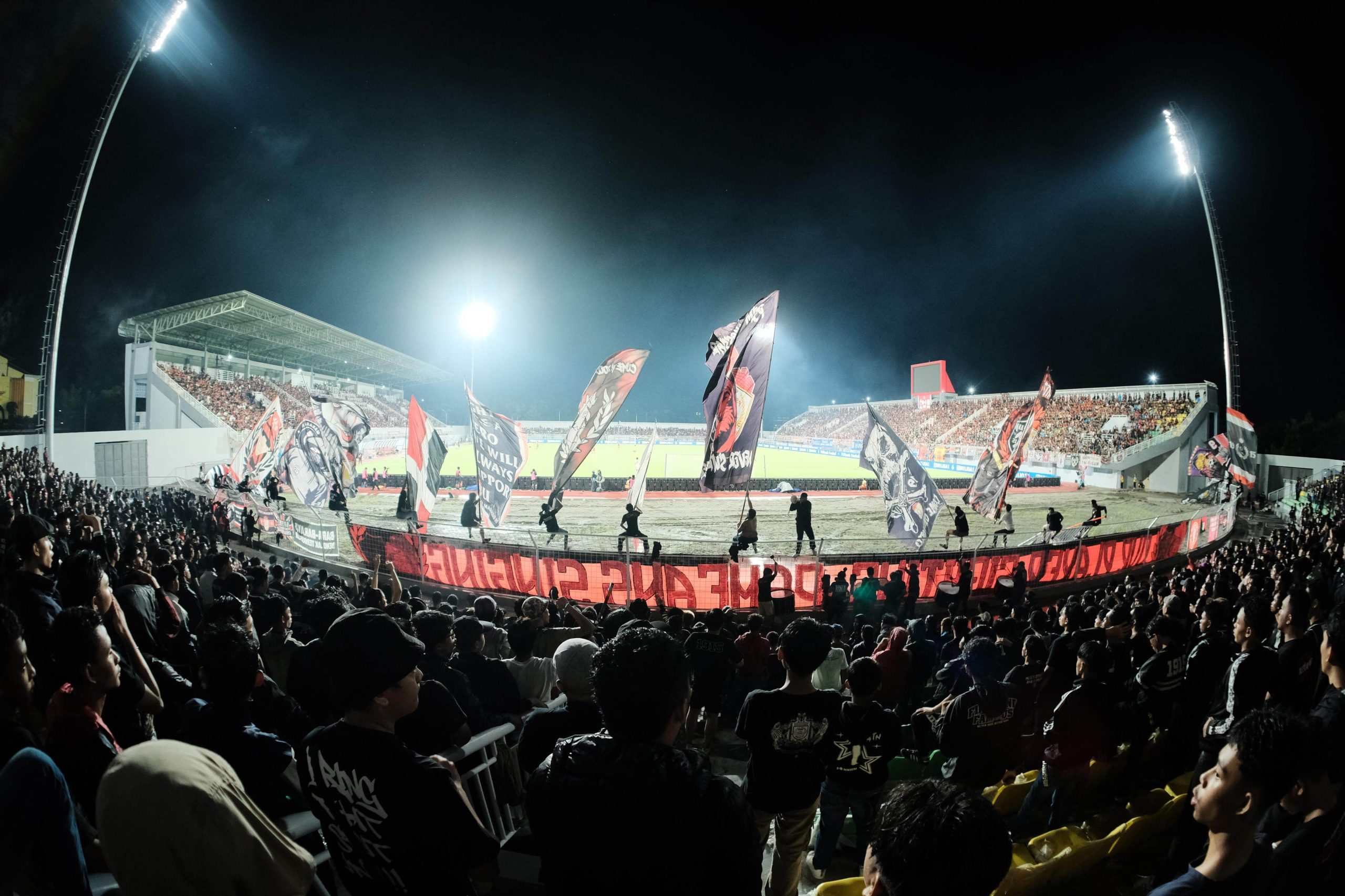 Tribun selatan yang sebelumnya selalu ramai dipadati Suporter PSM Makassar kini sepi efek harga tiket yang melonjak. Dok: PSMFans
