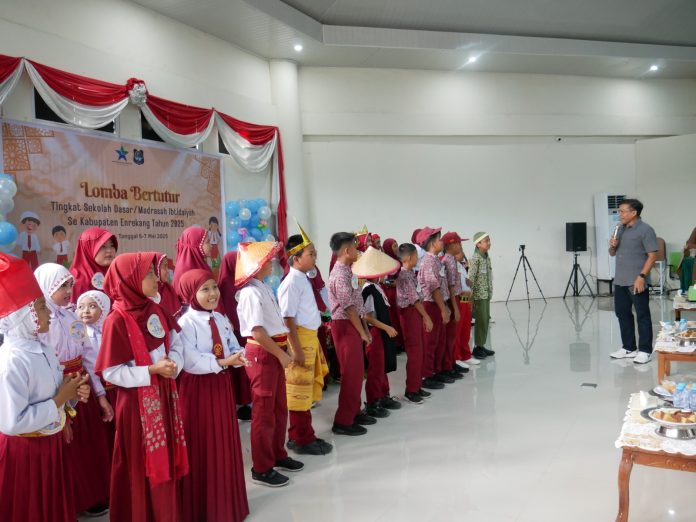 Salah satu Juri, Kak Heru mengajak peserta bernyanyi sebelum berlomba untuk menyemangati. Dok: Sekretaris Dispustaka Enrekang, Amrullah memberikan pengantar sebelum lomba dimulai. Dok: Dinas Perpustakaan dan Kearsipan Enrekang