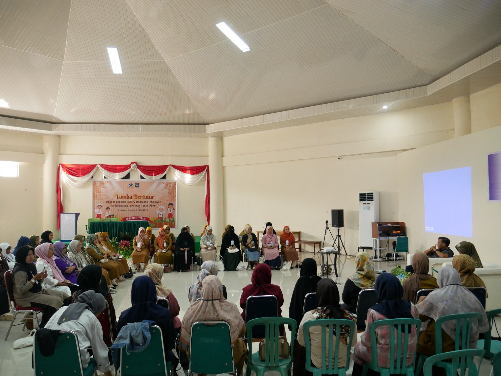 Narasumber dari Perpusnas, Hartoyo Darmawan, menyampaikan materi Bimtek Membaca Nyaring kepada Pustakawan/Pengelola Peprustakaan. Dok: Salah satu Juri, Kak Heru mengajak peserta bernyanyi sebelum berlomba untuk menyemangati. Dok: Sekretaris Dispustaka Enrekang, Amrullah memberikan pengantar sebelum lomba dimulai. Dok: Dinas Perpustakaan dan Kearsipan Enrekang