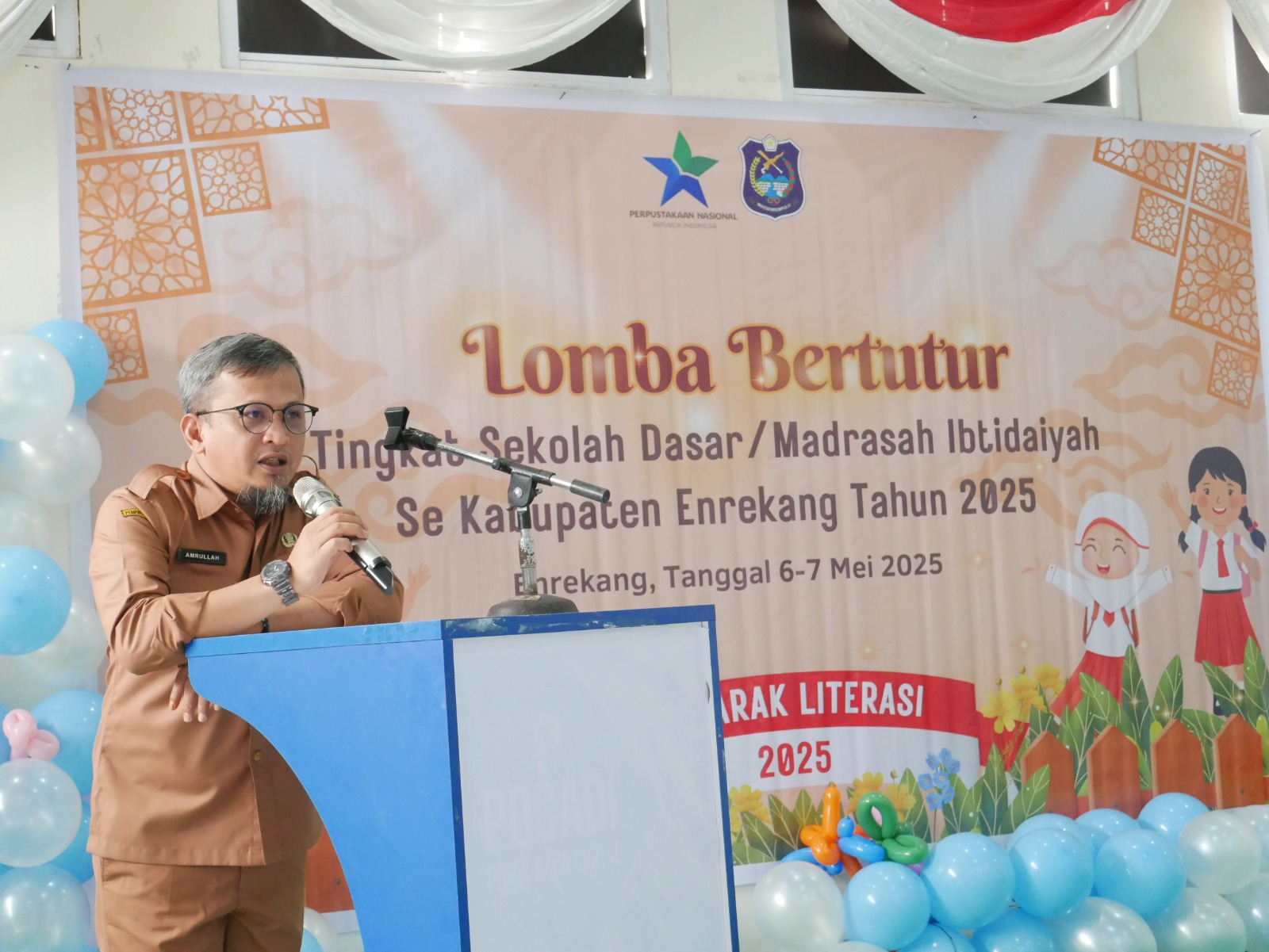Sekretaris Dispustaka Enrekang, Amrullah memberikan pengantar sebelum lomba dimulai. Dok: Dinas Perpustakaan dan Kearsipan Enrekang