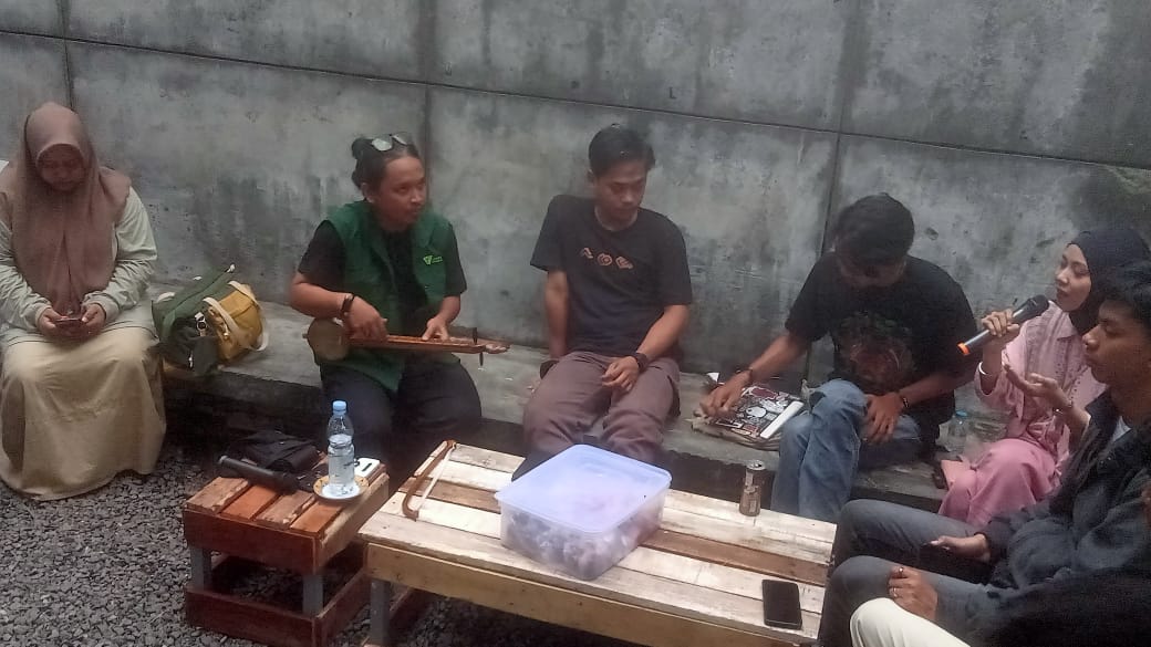 diskusi berlangsung dialog, peserta bercerita pengalaman masa kecilnya. Dok: Azwar Radhif