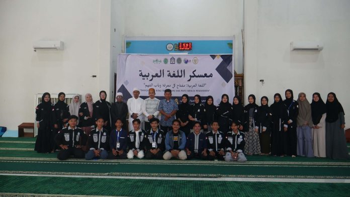 foto bersama antara pengurus HMPS BSA dan pembina Pondok Pesantren Hasyimiyah. Dok Panitia Perkampungan Bahasa Arab